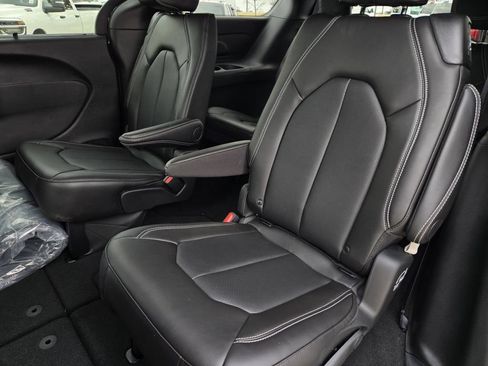 New 2026 Chrysler Pacifica Select w/ S Appearance Package FWD image 10