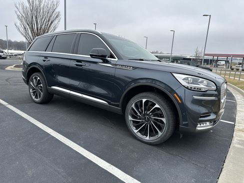 Used 2022 Lincoln Aviator Reserve w/ Equipment Group 201A image 2