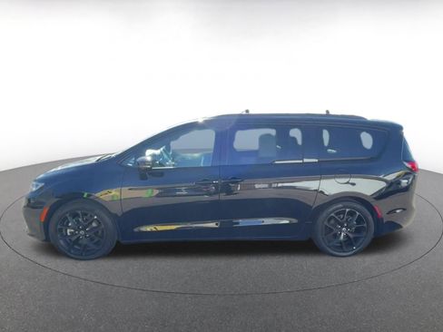 Used 2025 Chrysler Pacifica Limited image 9