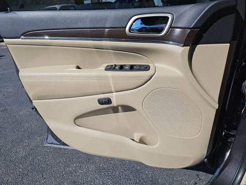 Used 2017 Jeep Grand Cherokee Limited w/ Luxury Group II image 28