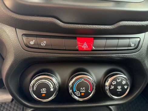 Used 2017 Jeep Renegade Latitude w/ Cold Weather Group FWD image 25