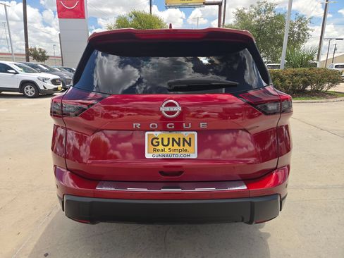 Certified 2025 Nissan Rogue SV FWD image 4