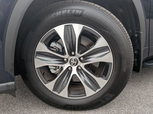 Used 2025 Toyota Highlander XLE FWD image 6