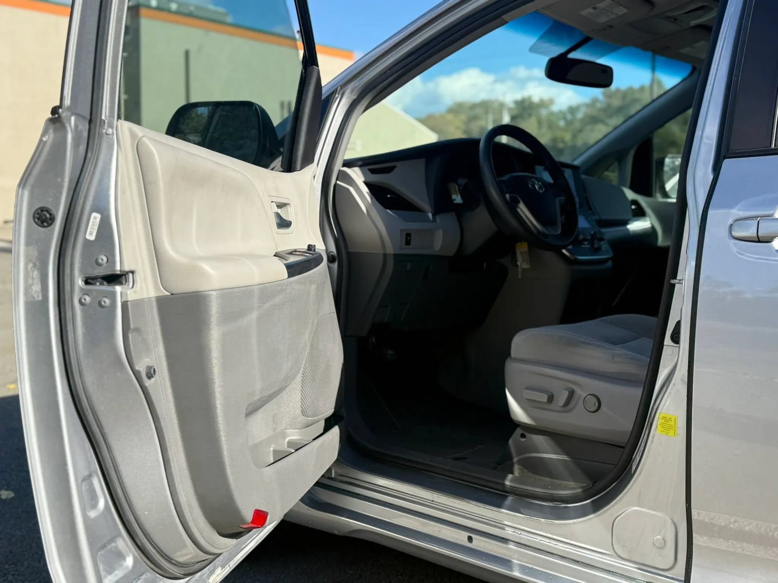 Used 2017 Toyota Sienna LE FWD image 12
