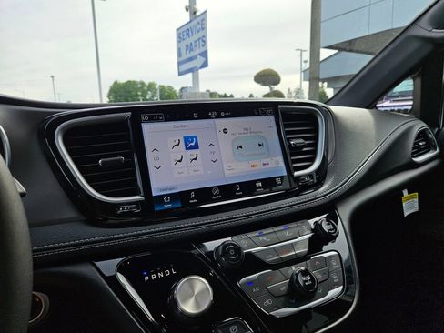 New 2027 Chrysler Pacifica Select AWD/4WD image 22