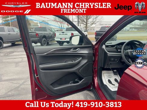 Used 2023 Jeep Grand Cherokee L Laredo image 5