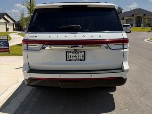 Used 2023 Lincoln Navigator Reserve AWD/4WD image 4
