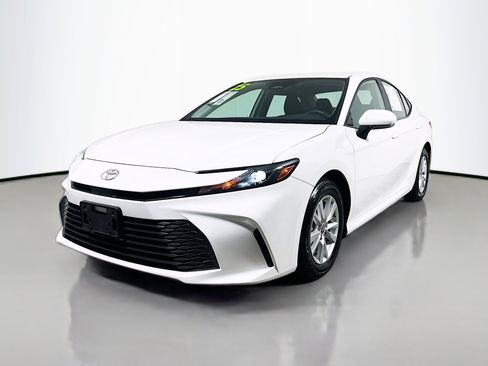 Used 2025 Toyota Camry LE image 10