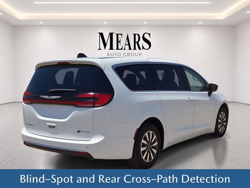 Used 2024 Chrysler Pacifica Limited FWD image 6
