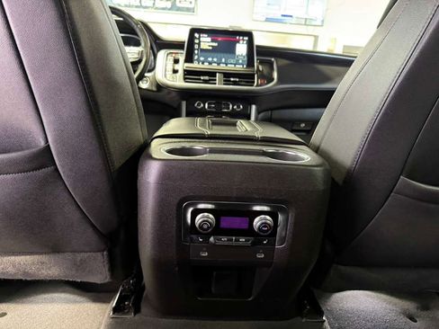 Used 2024 GMC Yukon XL SLT w/ SLT Luxury Package image 39
