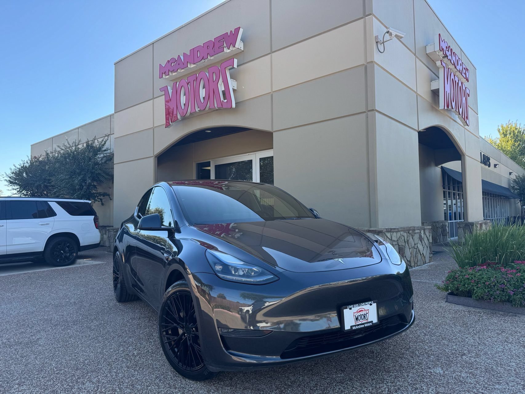 Used 2024 Tesla Model Y Long Range AWD/4WD image 1