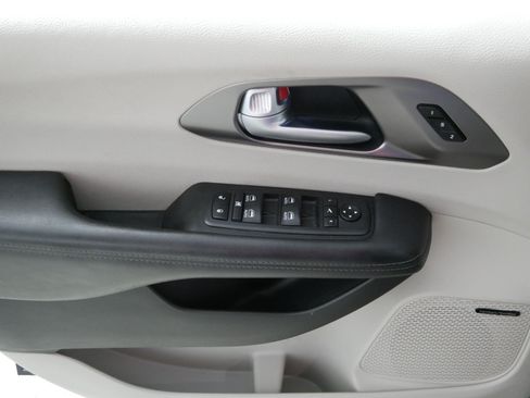 Used 2018 Chrysler Pacifica Limited FWD image 19