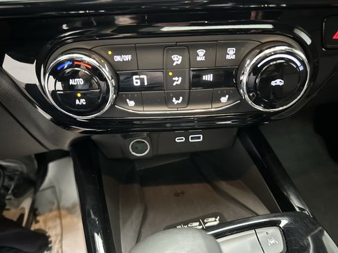 Used 2025 Chevrolet Trax RS w/ Sunroof Package FWD image 34