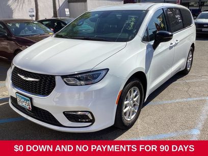 Used 2025 Chrysler Pacifica Select