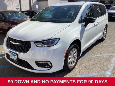 Used 2025 Chrysler Pacifica Select FWD image 1