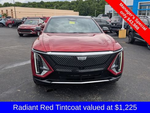 Used 2025 Cadillac Lyriq Luxury w/ LPO, Floor Liner Package AWD/4WD image 2