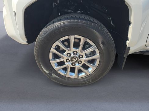Used 2024 Toyota Tacoma Limited w/ Limited Package (LT) AWD/4WD image 10