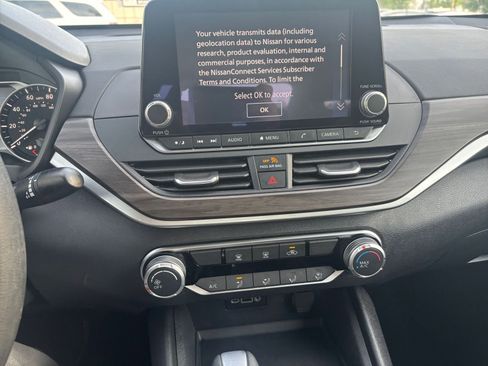 Used 2025 Nissan Altima 2.5 SV image 18