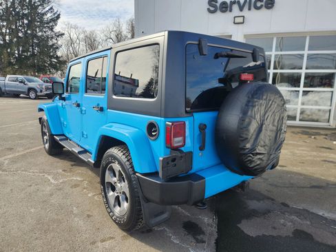 Used 2017 Jeep Wrangler Unlimited Sahara w/ Connectivity Group image 11