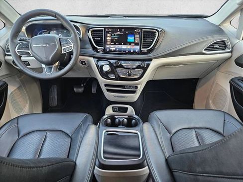 Used 2024 Chrysler Pacifica Limited FWD image 17