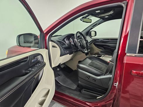 Used 2019 Dodge Grand Caravan SXT image 17