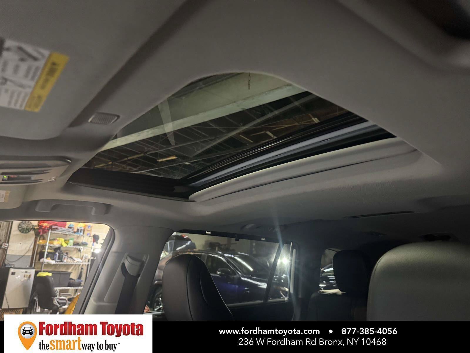Used 2023 Toyota Highlander XLE AWD/4WD image 29