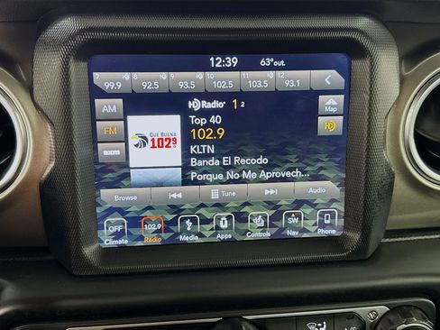 Used 2018 Jeep Wrangler Unlimited Sahara w/ Uconnect 4C Nav & Sound Group image 17