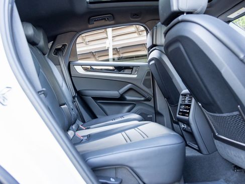 Certified 2025 Porsche Cayenne Coupe image 46