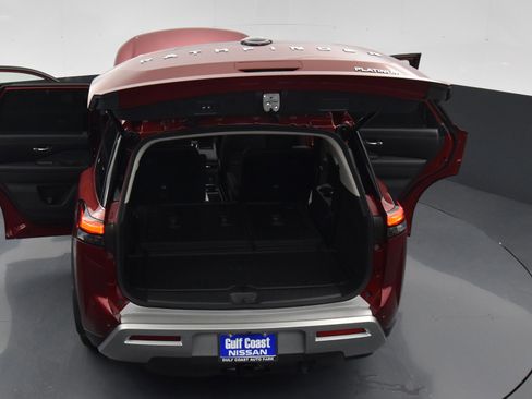 Used 2024 Nissan Pathfinder Platinum image 41