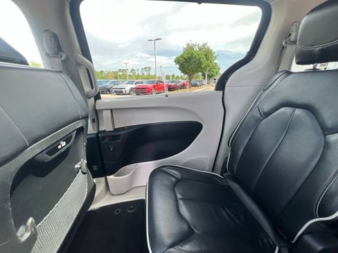 Certified 2023 Chrysler Pacifica Limited FWD image 25