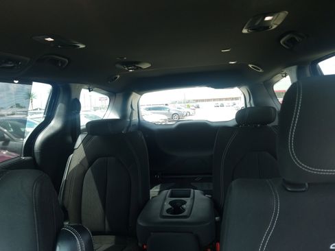 Used 2020 Chrysler Pacifica Touring w/ S Appearance Package image 18