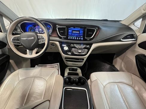 Used 2017 Chrysler Pacifica Limited w/ UConnect Theater Package FWD image 13