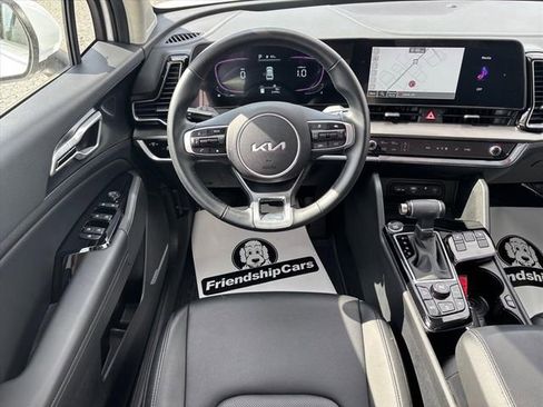 Used 2025 Kia Sportage EX image 3