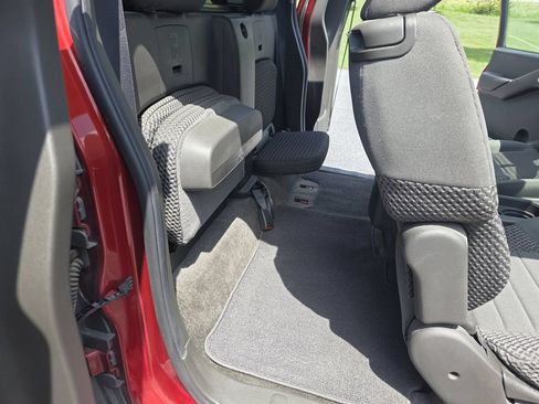 Used 2014 Nissan Frontier SV w/ SV Value Truck Package AWD/4WD image 15