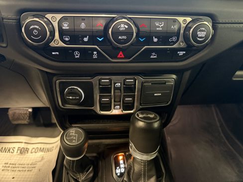Used 2024 Jeep Wrangler Unlimited Sahara w/ Technology Group AWD/4WD image 12