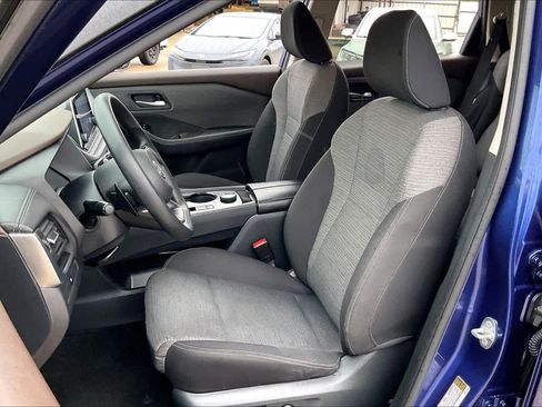 Used 2023 Nissan Rogue SV image 8