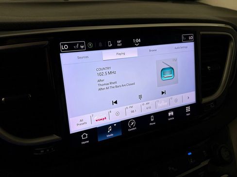 Used 2023 Chrysler Pacifica Touring-L FWD image 24