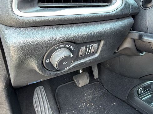 Used 2025 Chrysler Pacifica Select FWD image 23