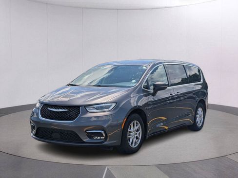 Used 2023 Chrysler Pacifica Touring-L FWD image 1