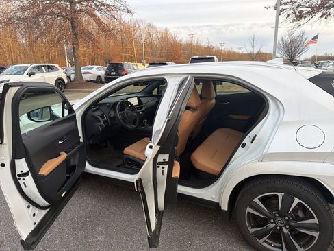 Used 2023 Lexus UX 250h 250h Premium image 17