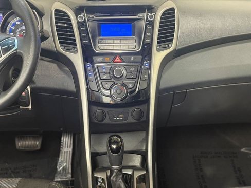 Used 2017 Hyundai Elantra GT FWD image 15