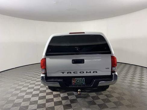 Used 2016 Toyota Tacoma TRD Off-Road image 8