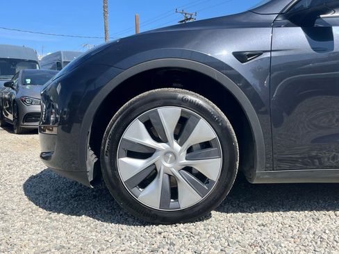 Used 2024 Tesla Model Y 2WD image 12