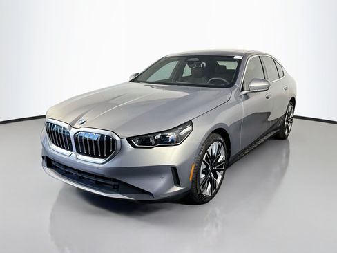 Used 2024 BMW 530i w/ Premium Package RWD image 4