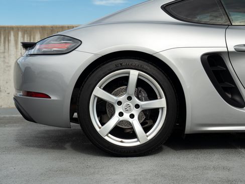 Used 2018 Porsche 718 Cayman RWD image 15