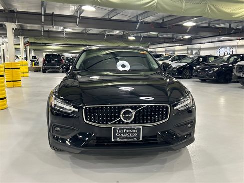 Certified 2025 Volvo V60 B5 Cross Country Plus image 6