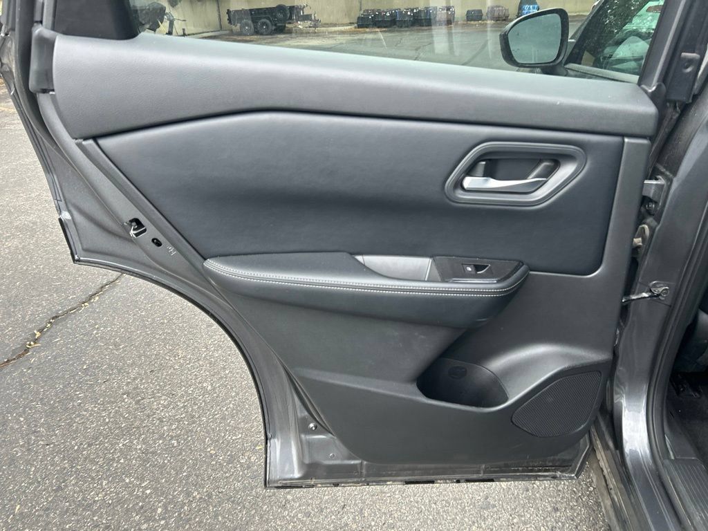 Used 2025 Nissan Rogue SV AWD/4WD image 8