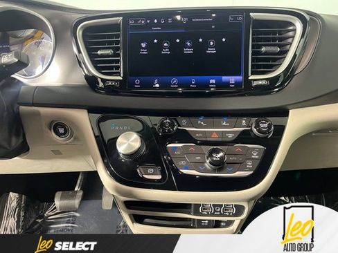 Used 2022 Chrysler Pacifica Touring-L FWD image 22