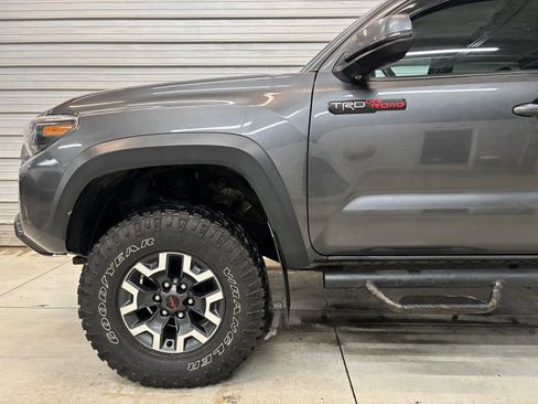 Used 2017 Toyota Tacoma TRD Off-Road image 4