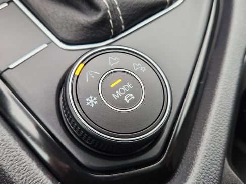 Certified 2024 Volkswagen Taos SE image 24